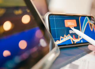 Trader på flere markeder, som analyserer Bitcoin, Ethereum og valutamuligheder