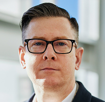 Direktørportræt af CEO Alexander Hughes for et kryptohandelsfirma